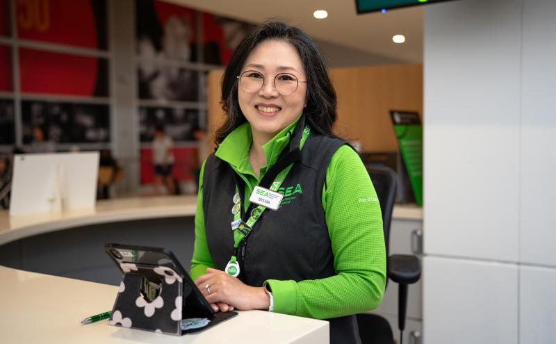 A smiling pathfinder with an iPad for language assistance 